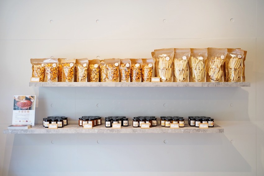 新竹竹北高鐵站新開幕日系『泩生吐司 Sharing Toast』生吐司專賣店，主要販售生吐司之外，也有生吐司丁丁、蜜糖生吐司條、果醬等等可以選擇！ - 阿華田的美食日記