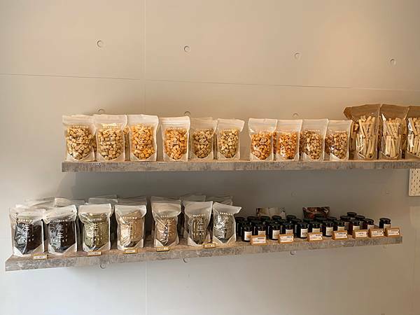 [ 竹北伴手禮 ]泩生吐司(竹北店)生吐司專賣店/新竹最強生吐司/竹北高鐵站伴手禮/彩虹風味脆餅/彩虹生吐司