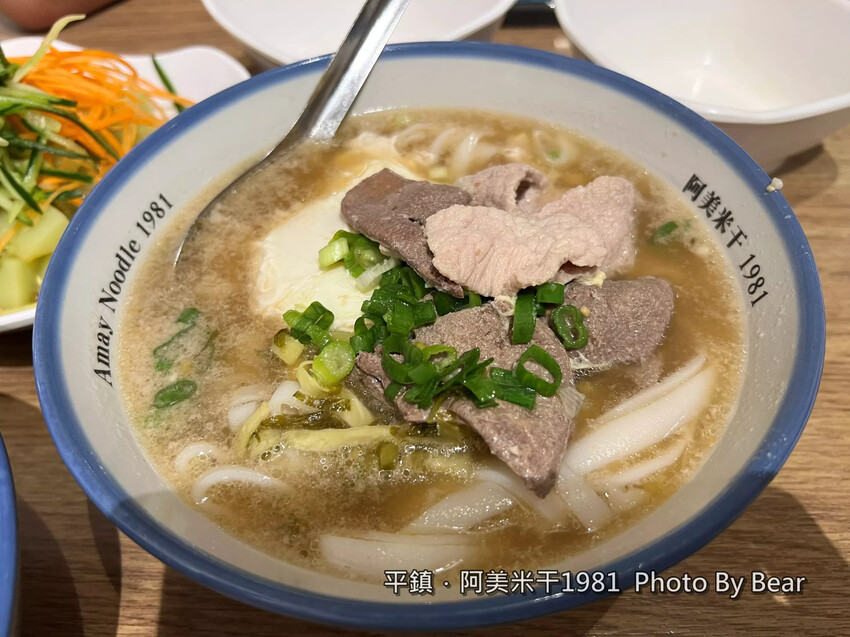 ▲桃園龍岡忠貞市場米干必吃推薦：阿美米干1981，創始店已重新裝潢成復古風格 /游小熊 提供、WalkerLand窩客島整理