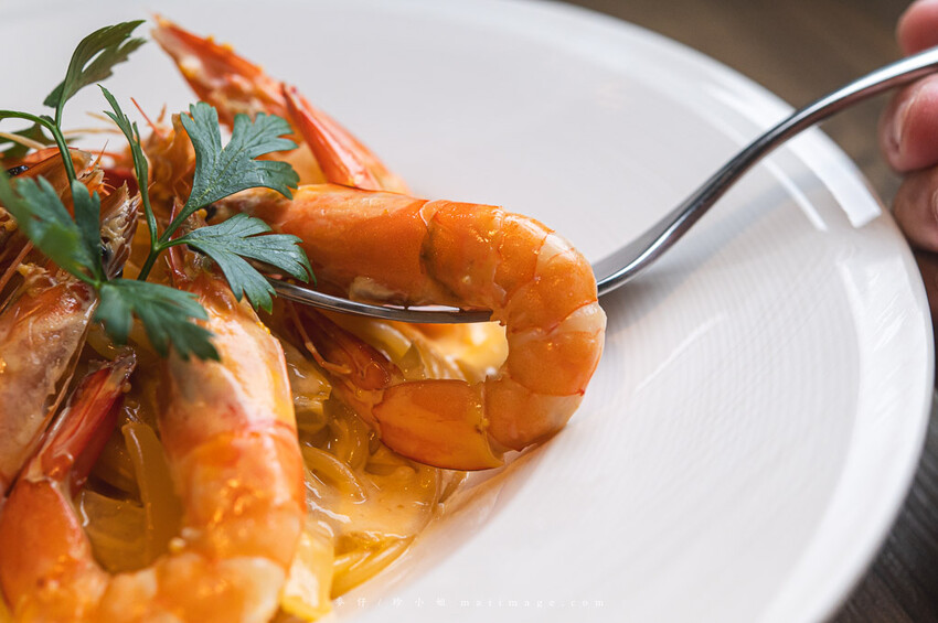 台北美食｜漫時生活Leisure time～內湖超大坪數義式餐廳，手工現作義式披薩必點、海膽明太子鮮蝦義大利麵也