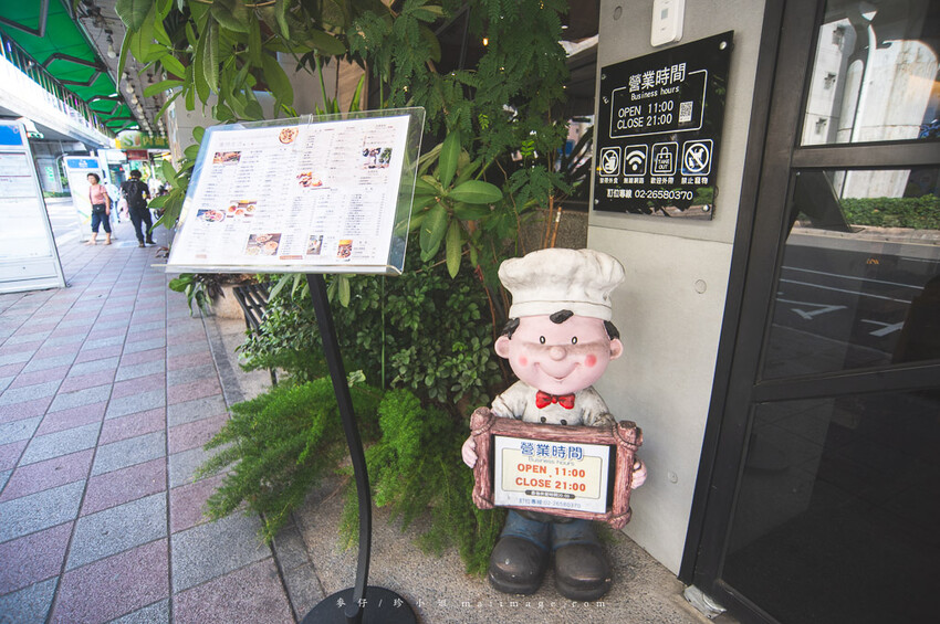 台北美食｜漫時生活Leisure time～內湖超大坪數義式餐廳，手工現作義式披薩必點、海膽明太子鮮蝦義大利麵也