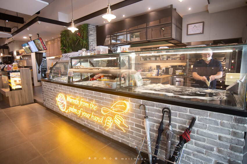 台北美食｜漫時生活Leisure time～內湖超大坪數義式餐廳，手工現作義式披薩必點、海膽明太子鮮蝦義大利麵也