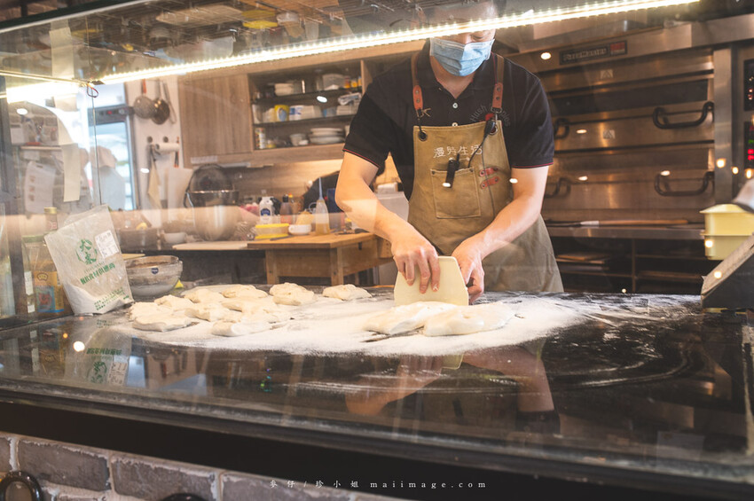 台北美食｜漫時生活Leisure time～內湖超大坪數義式餐廳，手工現作義式披薩必點、海膽明太子鮮蝦義大利麵也