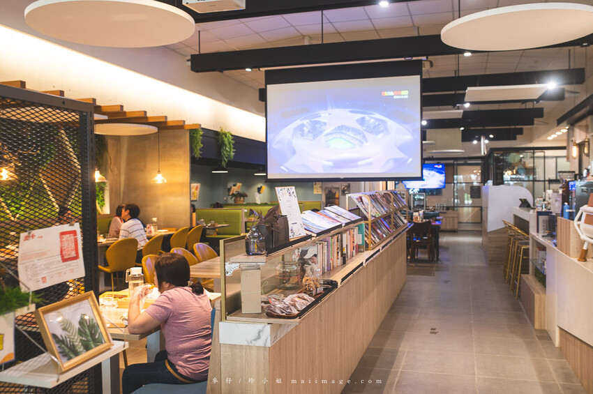 台北美食｜漫時生活Leisure time～內湖超大坪數義式餐廳，手工現作義式披薩必點、海膽明太子鮮蝦義大利麵也