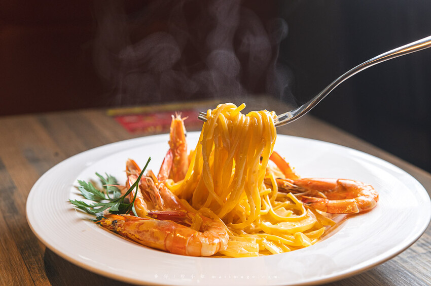 台北美食｜漫時生活Leisure time～內湖超大坪數義式餐廳，手工現作義式披薩必點、海膽明太子鮮蝦義大利麵也