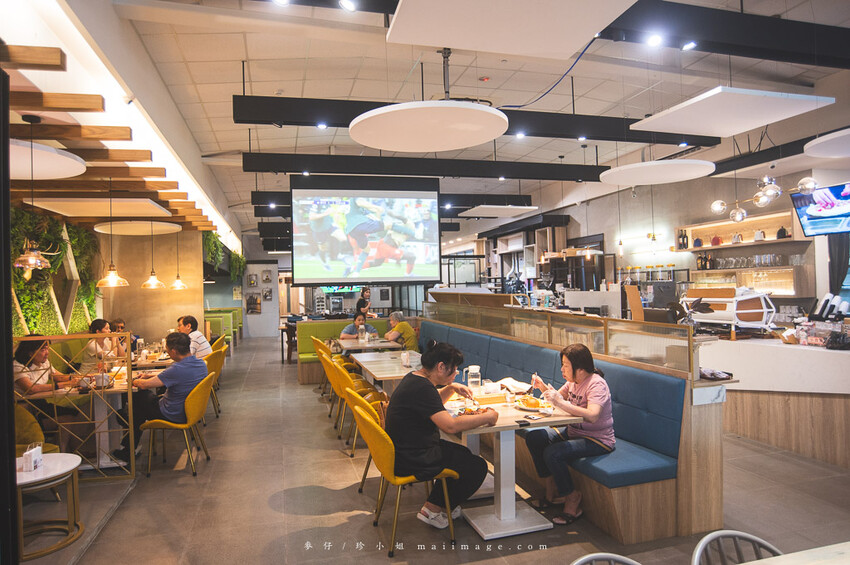 台北美食｜漫時生活Leisure time～內湖超大坪數義式餐廳，手工現作義式披薩必點、海膽明太子鮮蝦義大利麵也