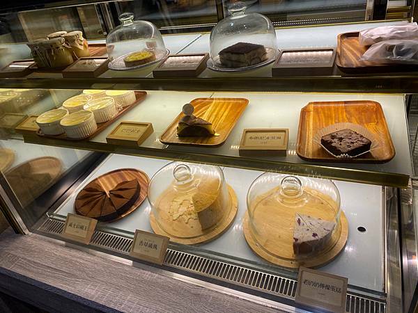 (台北港墘站)漫時生活Leisure Time 台北內湖美食咖啡廳推薦 上班族美食推薦不限時文青咖啡廳 義式手工披薩及輕食多選擇 可空間出租團體包場