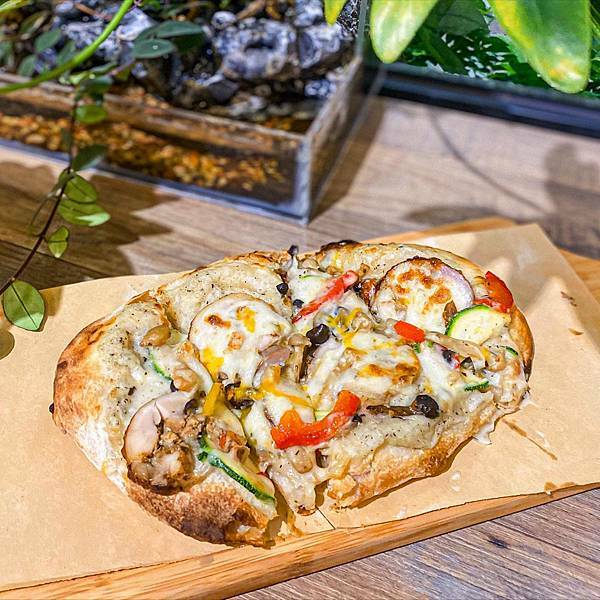 (台北港墘站)漫時生活Leisure Time 台北內湖美食咖啡廳推薦 上班族美食推薦不限時文青咖啡廳 義式手工披薩及輕食多選擇 可空間出租團體包場