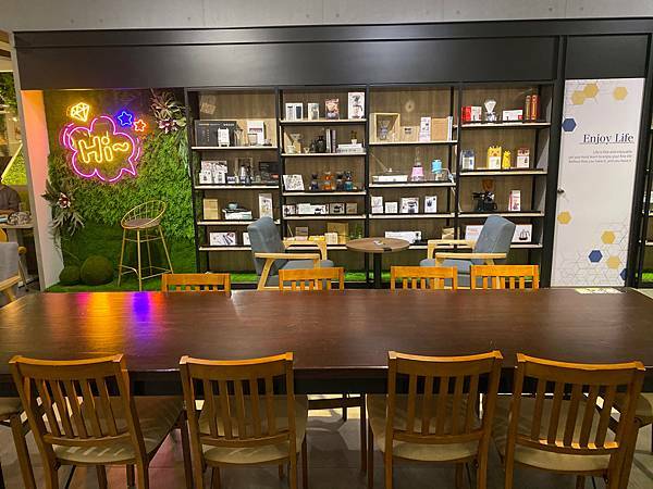 (台北港墘站)漫時生活Leisure Time 台北內湖美食咖啡廳推薦 上班族美食推薦不限時文青咖啡廳 義式手工披薩及輕食多選擇 可空間出租團體包場