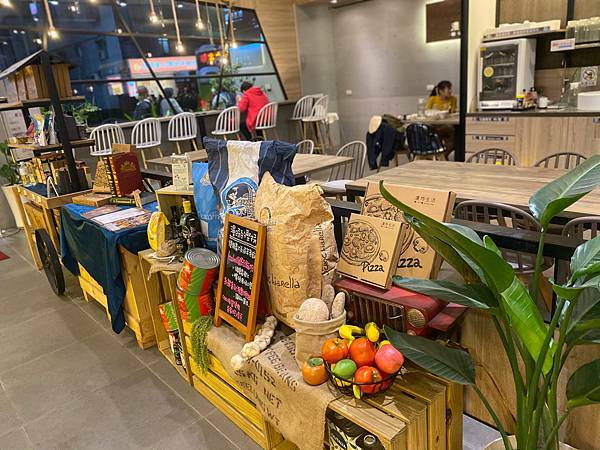 (台北港墘站)漫時生活Leisure Time 台北內湖美食咖啡廳推薦 上班族美食推薦不限時文青咖啡廳 義式手工披薩及輕食多選擇 可空間出租團體包場