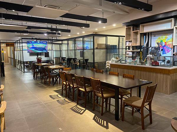 (台北港墘站)漫時生活Leisure Time 台北內湖美食咖啡廳推薦 上班族美食推薦不限時文青咖啡廳 義式手工披薩及輕食多選擇 可空間出租團體包場