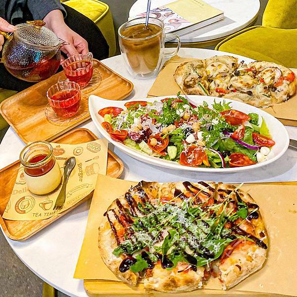 (台北港墘站)漫時生活Leisure Time 台北內湖美食咖啡廳推薦 上班族美食推薦不限時文青咖啡廳 義式手工披薩及輕食多選擇 可空間出租團體包場