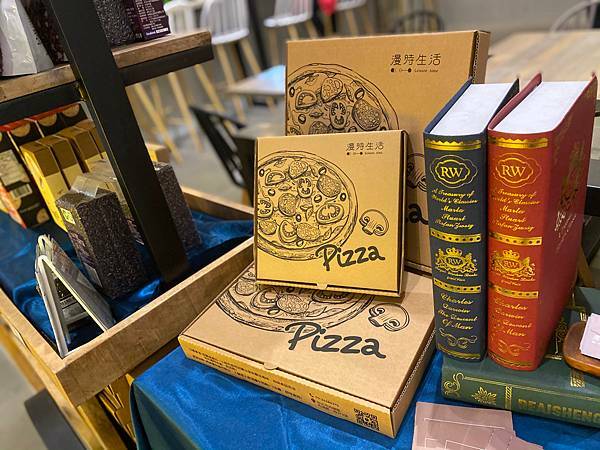 (台北港墘站)漫時生活Leisure Time 台北內湖美食咖啡廳推薦 上班族美食推薦不限時文青咖啡廳 義式手工披薩及輕食多選擇 可空間出租團體包場