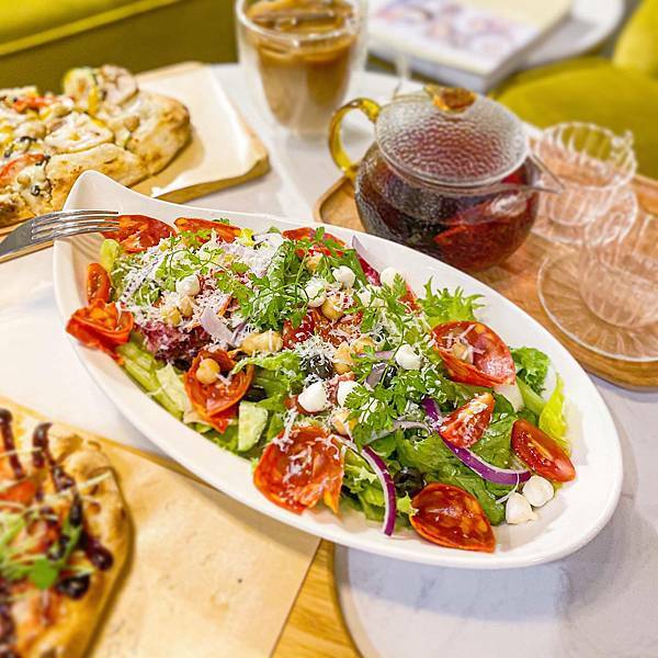 (台北港墘站)漫時生活Leisure Time 台北內湖美食咖啡廳推薦 上班族美食推薦不限時文青咖啡廳 義式手工披薩及輕食多選擇 可空間出租團體包場