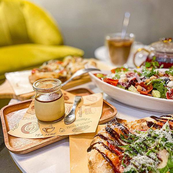 (台北港墘站)漫時生活Leisure Time 台北內湖美食咖啡廳推薦 上班族美食推薦不限時文青咖啡廳 義式手工披薩及輕食多選擇 可空間出租團體包場