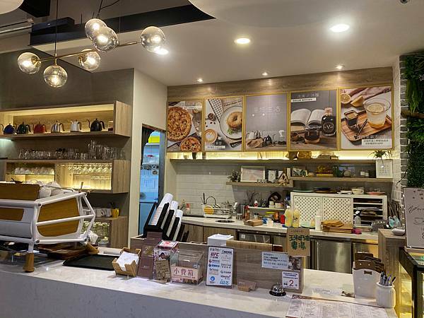 (台北港墘站)漫時生活Leisure Time 台北內湖美食咖啡廳推薦 上班族美食推薦不限時文青咖啡廳 義式手工披薩及輕食多選擇 可空間出租團體包場