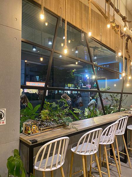 (台北港墘站)漫時生活Leisure Time 台北內湖美食咖啡廳推薦 上班族美食推薦不限時文青咖啡廳 義式手工披薩及輕食多選擇 可空間出租團體包場