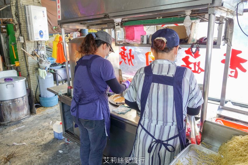 板橋美食》早上6點開賣只賣半天 太晚來吃不到 香菇肉羹筒仔米糕 在地人的早餐 北港香菇肉羹 - 艾莉絲愛旅行