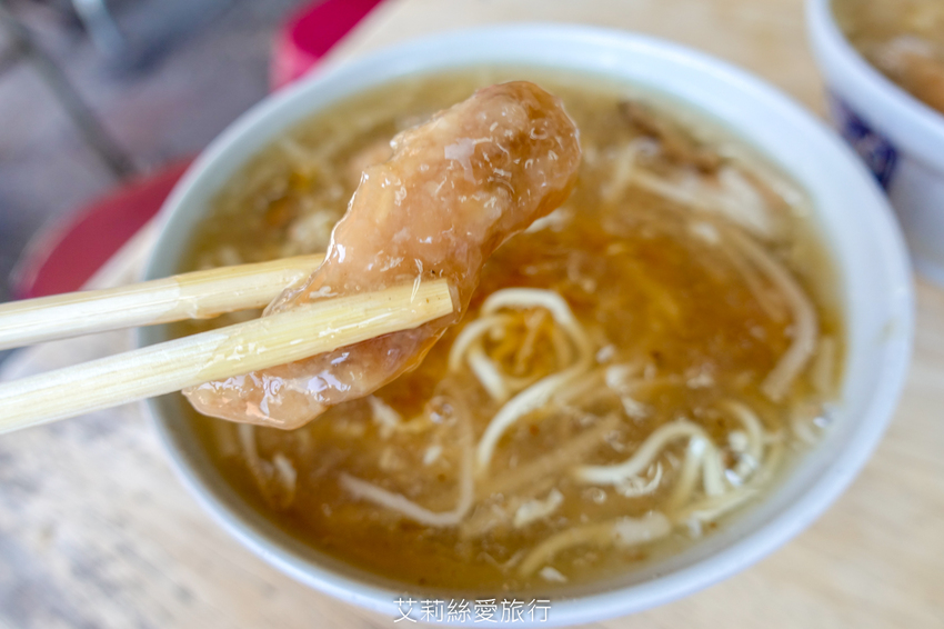 板橋美食》早上6點開賣只賣半天 太晚來吃不到 香菇肉羹筒仔米糕 在地人的早餐 北港香菇肉羹 - 艾莉絲愛旅行
