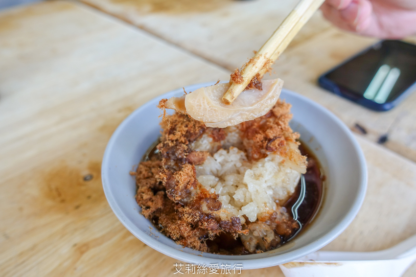 板橋美食》早上6點開賣只賣半天 太晚來吃不到 香菇肉羹筒仔米糕 在地人的早餐 北港香菇肉羹 - 艾莉絲愛旅行