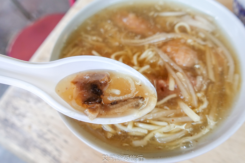 板橋美食》早上6點開賣只賣半天 太晚來吃不到 香菇肉羹筒仔米糕 在地人的早餐 北港香菇肉羹 - 艾莉絲愛旅行