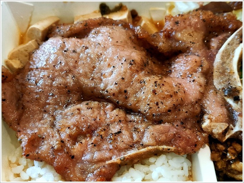 【桃園美食】大有便當．在地人激推，配菜不油膩，炸雞腿飯必點!