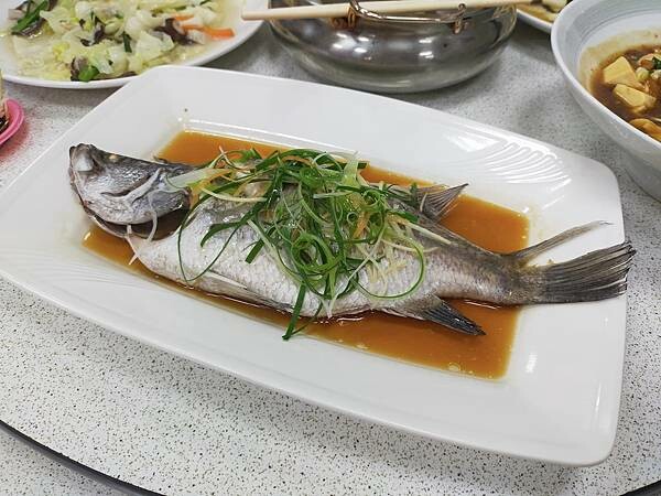 南投伊達邵部落老街蒸開心~湯包家常菜餐廳~各項菜色很大盤~讓