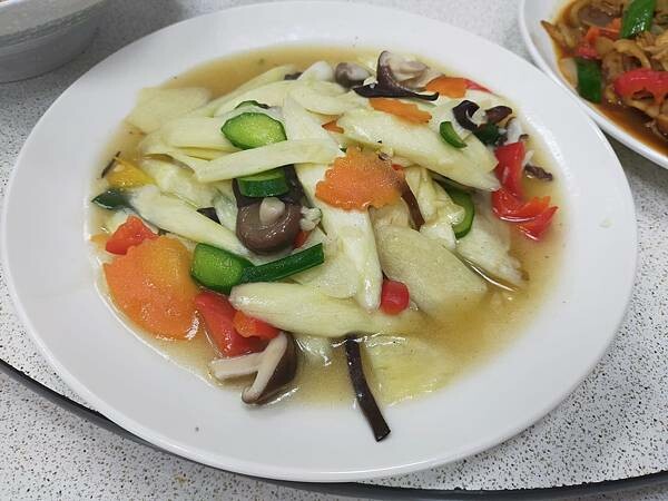 南投伊達邵部落老街蒸開心~湯包家常菜餐廳~各項菜色很大盤~讓