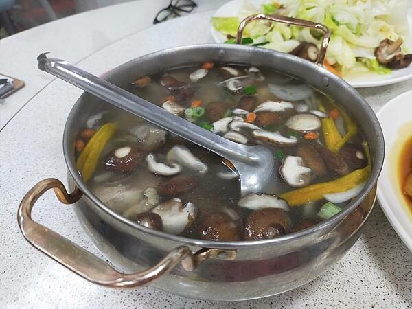 南投伊達邵部落老街蒸開心~湯包家常菜餐廳~各項菜色很大盤~讓