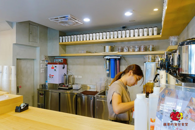 [食記] 台北中山 - 侍茶匠 茶味濃厚青茶王 大馬士革綠茶拿鐵淡淡的清香加上鮮奶的香醇 炎炎夏日 一杯在手消暑無窮 貫徹武士道精神的飲料店