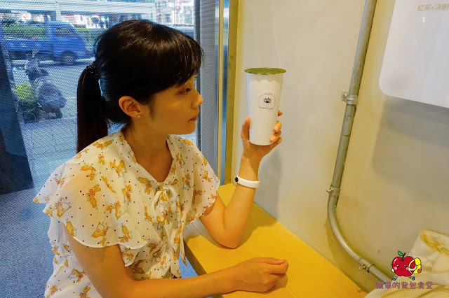 [食記] 台北中山 - 侍茶匠 茶味濃厚青茶王 大馬士革綠茶拿鐵淡淡的清香加上鮮奶的香醇 炎炎夏日 一杯在手消暑無窮 貫徹武士道精神的飲料店