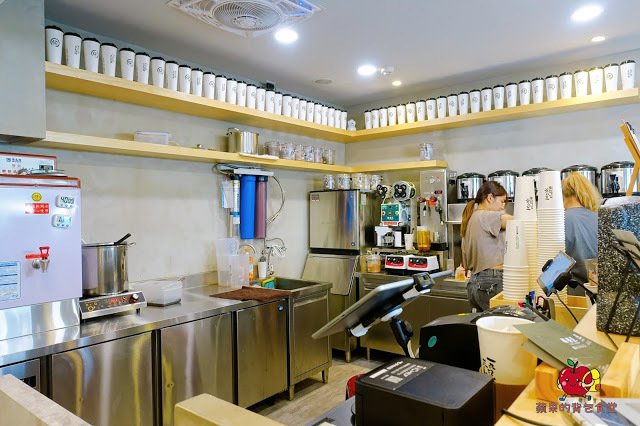 [食記] 台北中山 - 侍茶匠 茶味濃厚青茶王 大馬士革綠茶拿鐵淡淡的清香加上鮮奶的香醇 炎炎夏日 一杯在手消暑無窮 貫徹武士道精神的飲料店