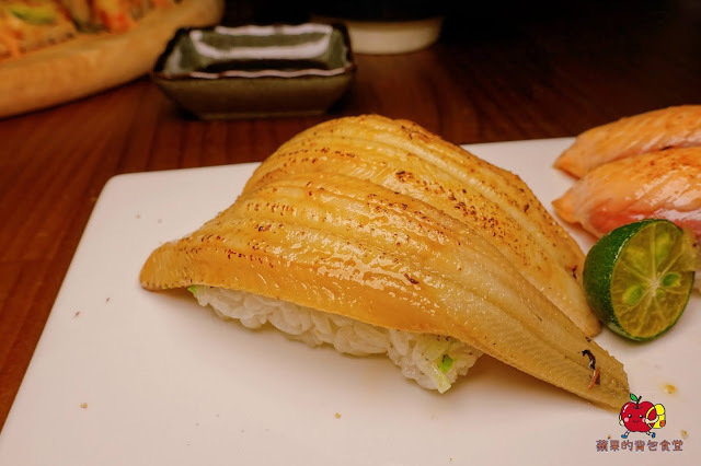 [壽司 丼飯] 新竹 賞壽司 - 充滿起司奶香又帶芥末味的龍蝦舞Pizza壽司 桑脆山藥搭配明太子鮭魚卵 入口即化的鮮嫩比目魚鰭邊肉