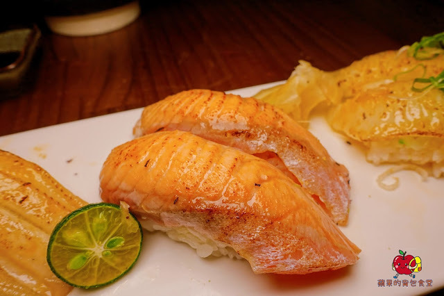 [壽司 丼飯] 新竹 賞壽司 - 充滿起司奶香又帶芥末味的龍蝦舞Pizza壽司 桑脆山藥搭配明太子鮭魚卵 入口即化的鮮嫩比目魚鰭邊肉