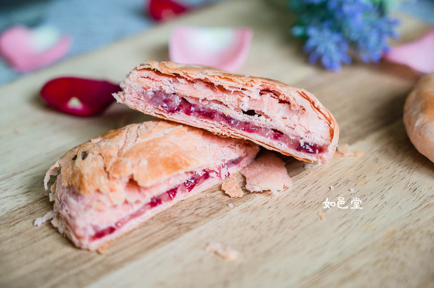 ｜台中伴手禮｜如邑堂餅家，榮獲五屆太陽餅比賽全國冠軍，夢幻少女系玫瑰太陽餅、舞Ｑ燒、夏威夷豆塔等，多種顛覆傳統的中式糕餅 - Hallo！Im 婷兒