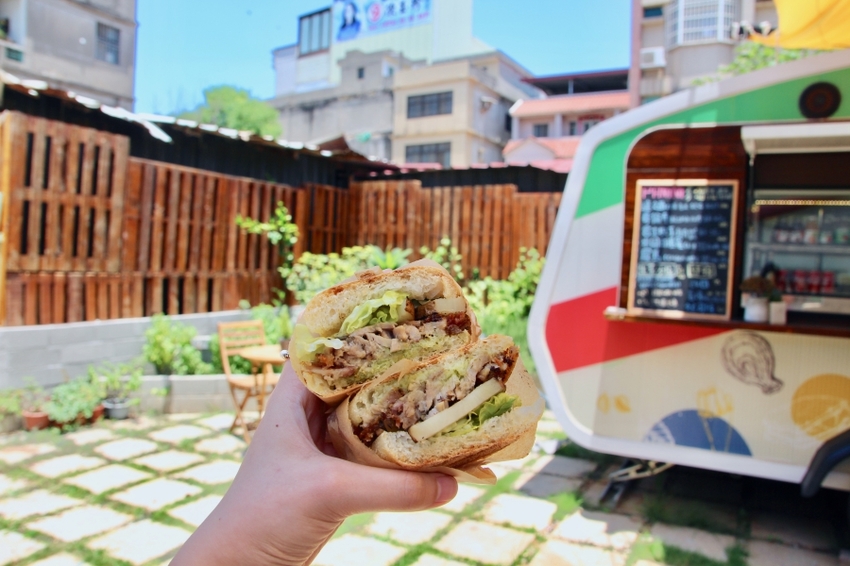 金門美食推薦 狗窩餐車 義式街頭小吃 帕尼尼三明治 在地人才找得到的秘密基地 打卡餐車超chill