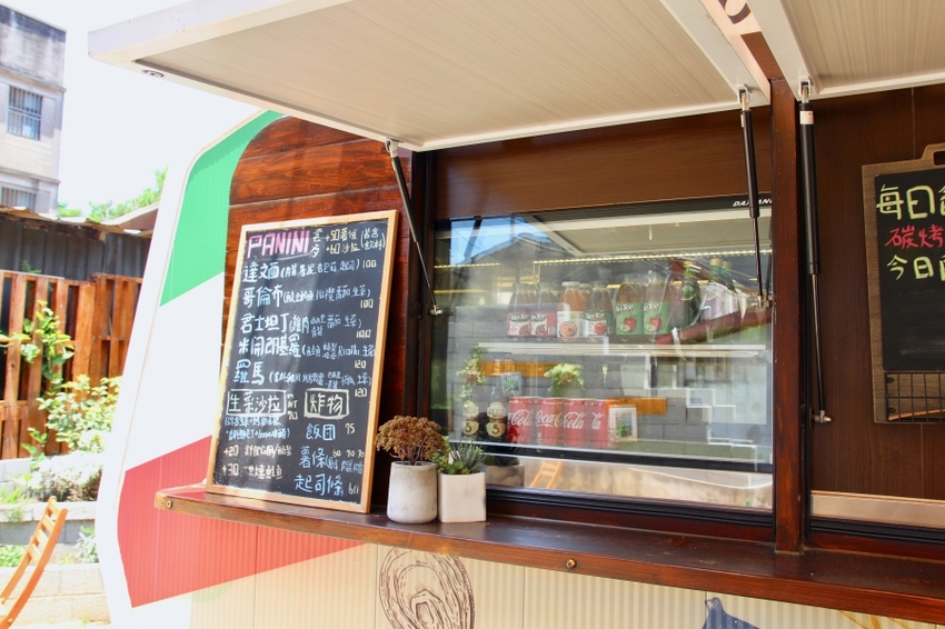 金門美食推薦 狗窩餐車 義式街頭小吃 帕尼尼三明治 在地人才找得到的秘密基地 打卡餐車超chill