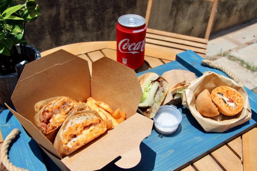 金門美食推薦 狗窩餐車 義式街頭小吃 帕尼尼三明治 在地人才找得到的秘密基地 打卡餐車超chill