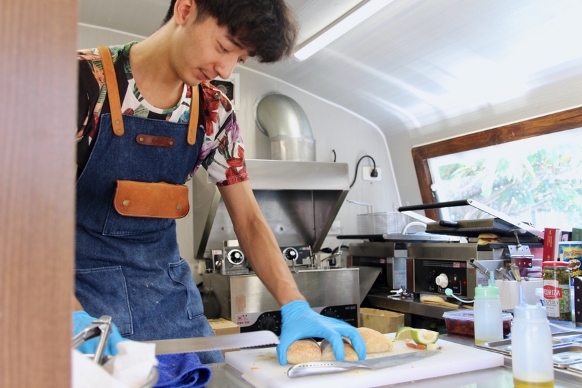 金門美食推薦 狗窩餐車 義式街頭小吃 帕尼尼三明治 在地人才找得到的秘密基地 打卡餐車超chill