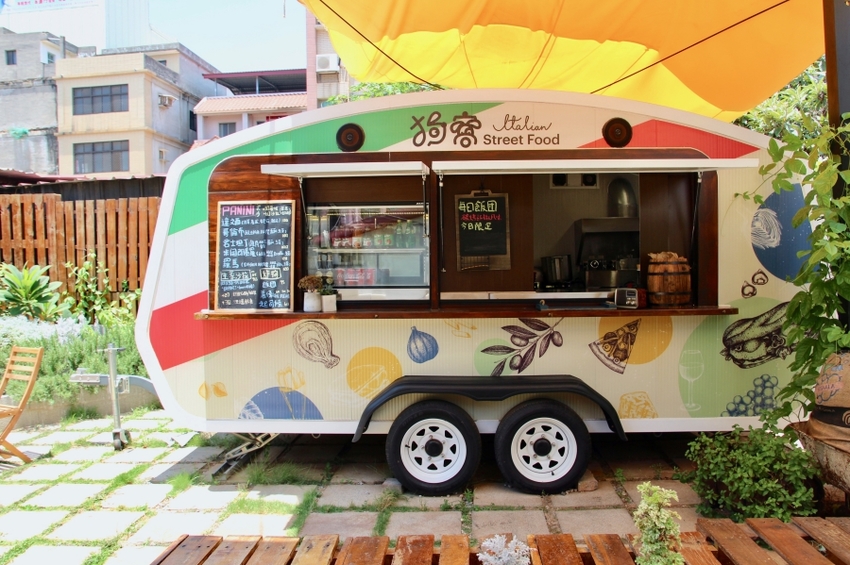 金門美食推薦 狗窩餐車 義式街頭小吃 帕尼尼三明治 在地人才找得到的秘密基地 打卡餐車超chill