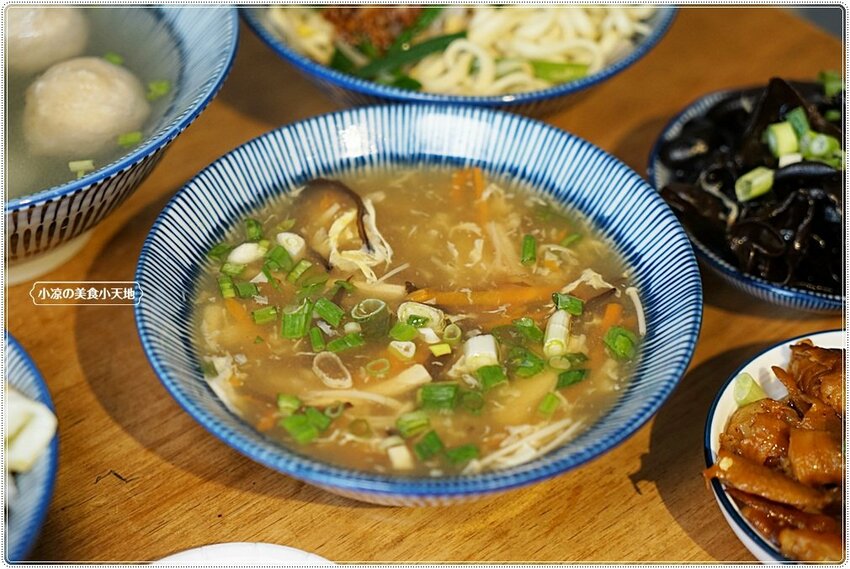 麵容餃好║在地人氣復古文青麵館只要銅板價！時光機帶你吃，國宴粄條、傳統麵食、現包手工水餃、小菜，愛麵族必收！