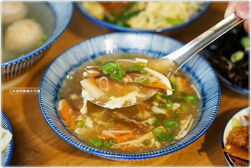 麵容餃好║在地人氣復古文青麵館只要銅板價！時光機帶你吃，國宴粄條、傳統麵食、現包手工水餃、小菜，愛麵族必收！