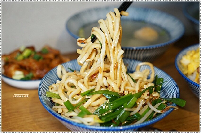 麵容餃好║在地人氣復古文青麵館只要銅板價！時光機帶你吃，國宴粄條、傳統麵食、現包手工水餃、小菜，愛麵族必收！