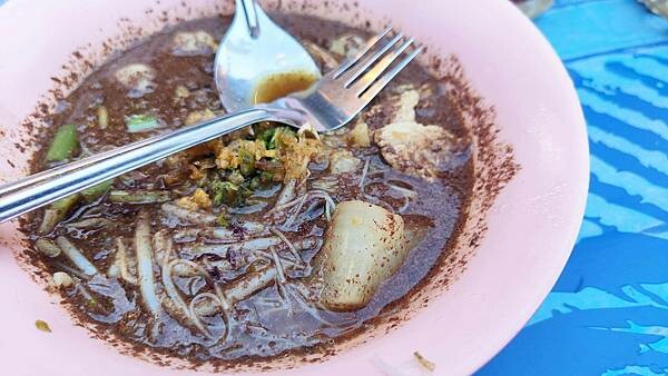 還沒有開店就大排長龍～！實力真的超強的啦～！一碗只要５５元的異國料理，讓人一吃就會上癮，便宜又美味，