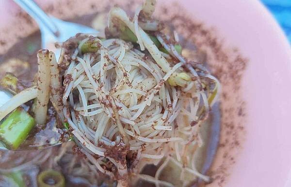 還沒有開店就大排長龍～！實力真的超強的啦～！一碗只要５５元的異國料理，讓人一吃就會上癮，便宜又美味，