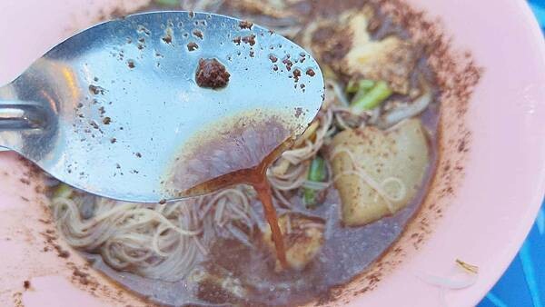 還沒有開店就大排長龍～！實力真的超強的啦～！一碗只要５５元的異國料理，讓人一吃就會上癮，便宜又美味，