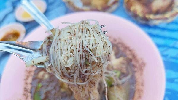 還沒有開店就大排長龍～！實力真的超強的啦～！一碗只要５５元的異國料理，讓人一吃就會上癮，便宜又美味，