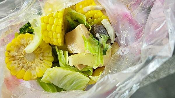 還沒有開店就大排長龍～！實力真的超強的啦～！一碗只要５５元的異國料理，讓人一吃就會上癮，便宜又美味，