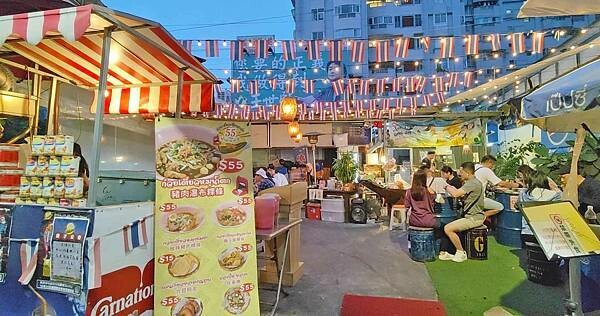 還沒有開店就大排長龍～！實力真的超強的啦～！一碗只要５５元的異國料理，讓人一吃就會上癮，便宜又美味，