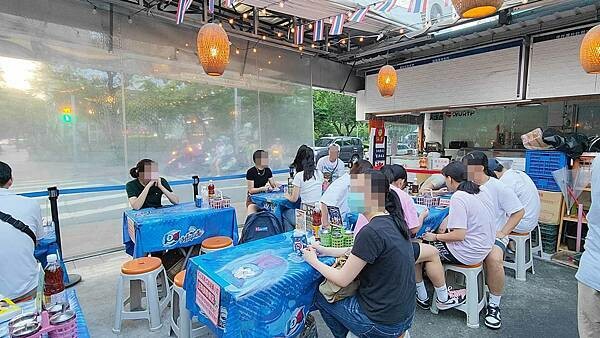 還沒有開店就大排長龍～！實力真的超強的啦～！一碗只要５５元的異國料理，讓人一吃就會上癮，便宜又美味，